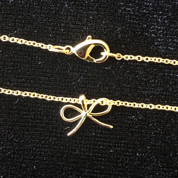Gold colored metal bow necklace/pendant. - Picture 2 of 5